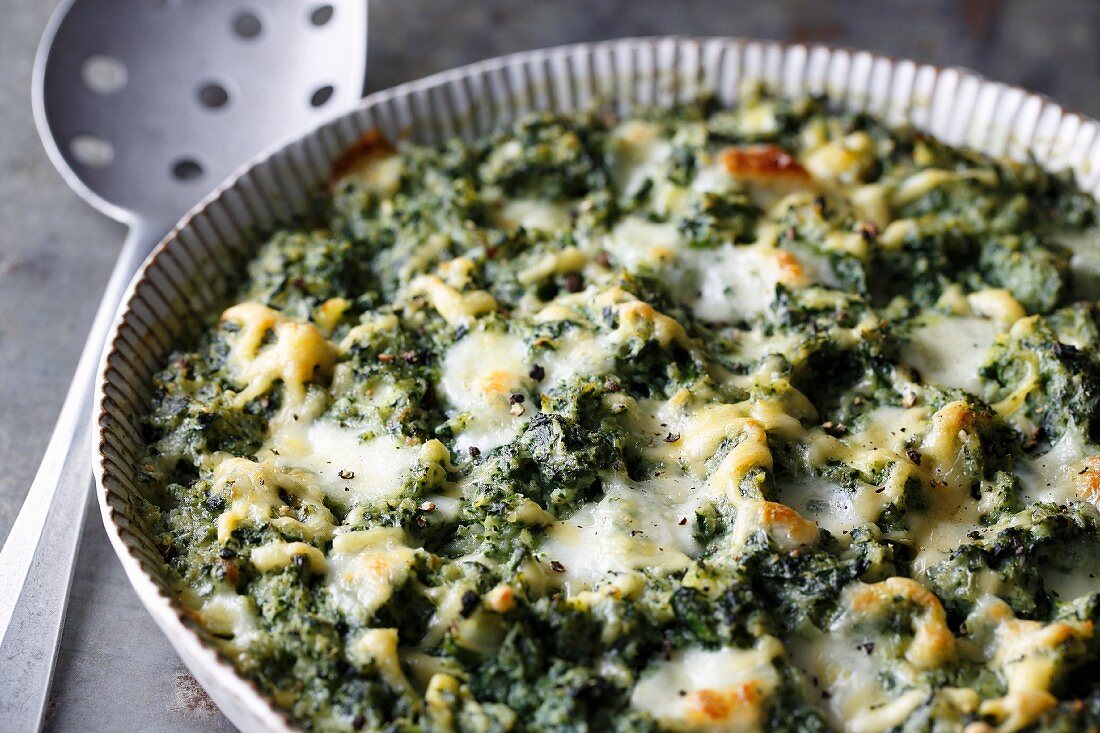 Cauliflower bake with spinach and mozzarella