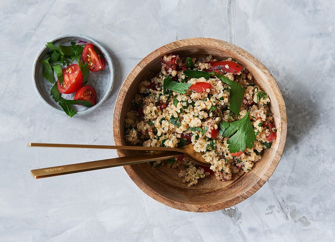 Quinoa and parsley salad with tomatoes