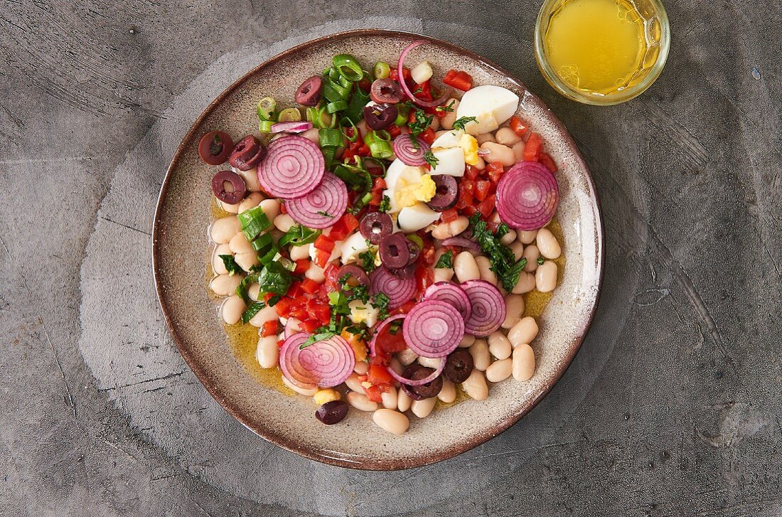 White bean salad with red pepper and red onion