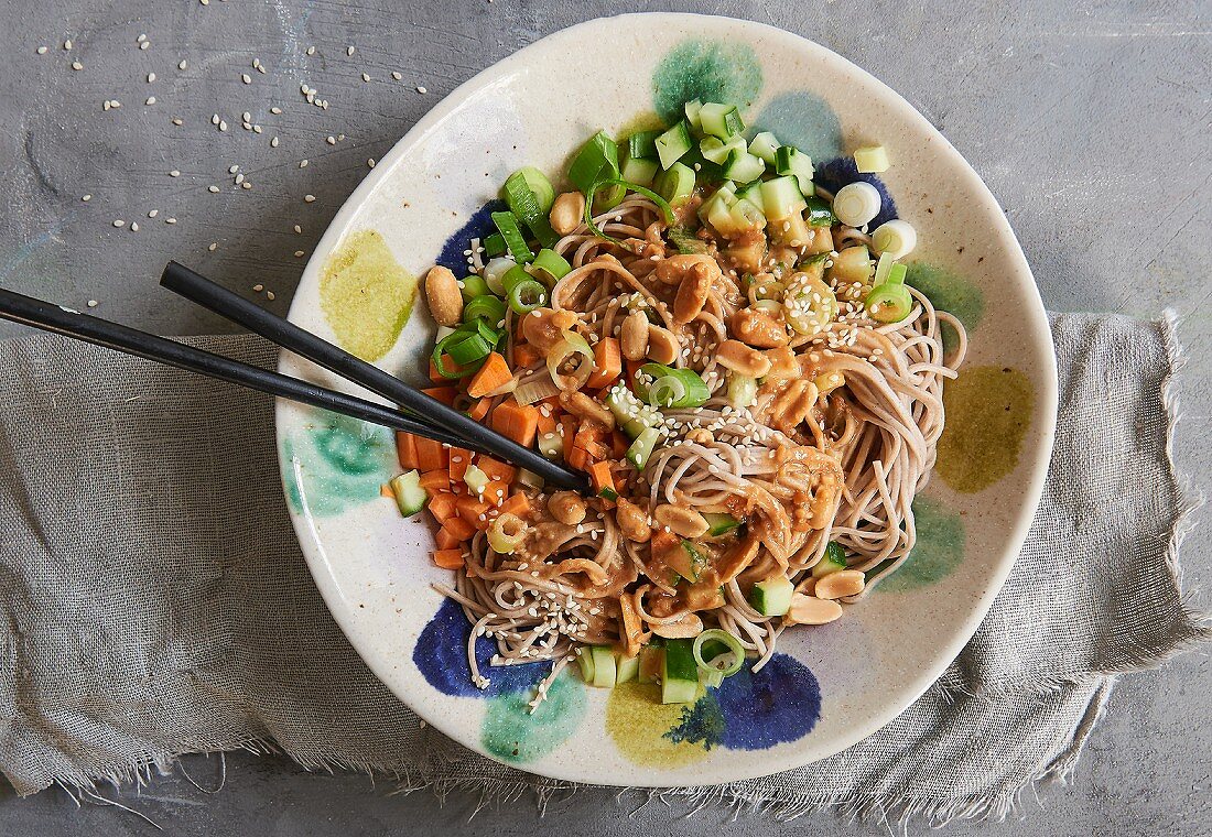 Sobanudelsalat mit Möhren, Gurken und Erdnussdressing