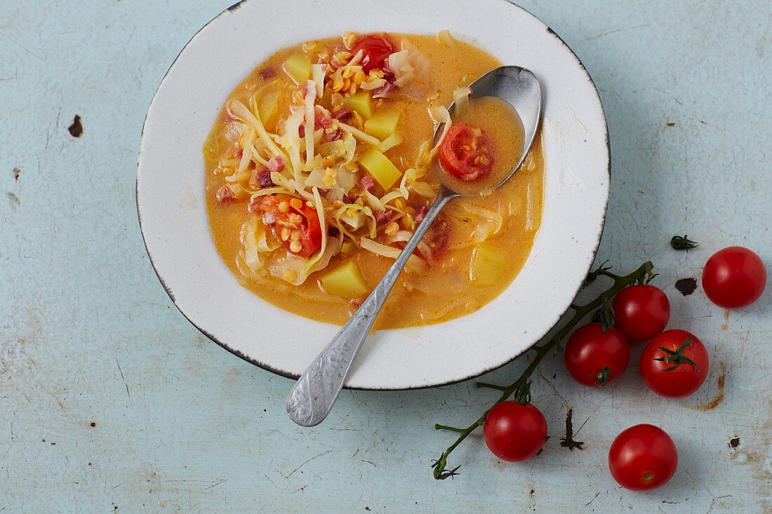 Tomaten-Kohl-Topf mit roten Linsen