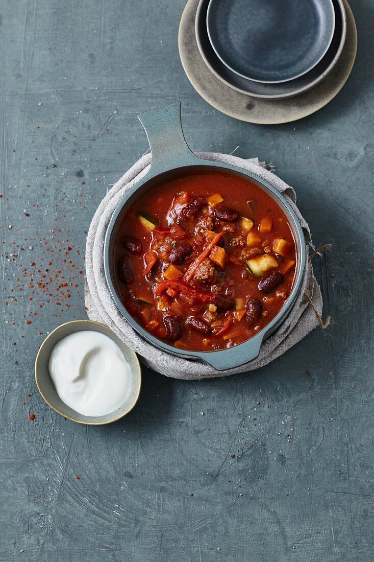 Chilli con carne with yoghurt topping