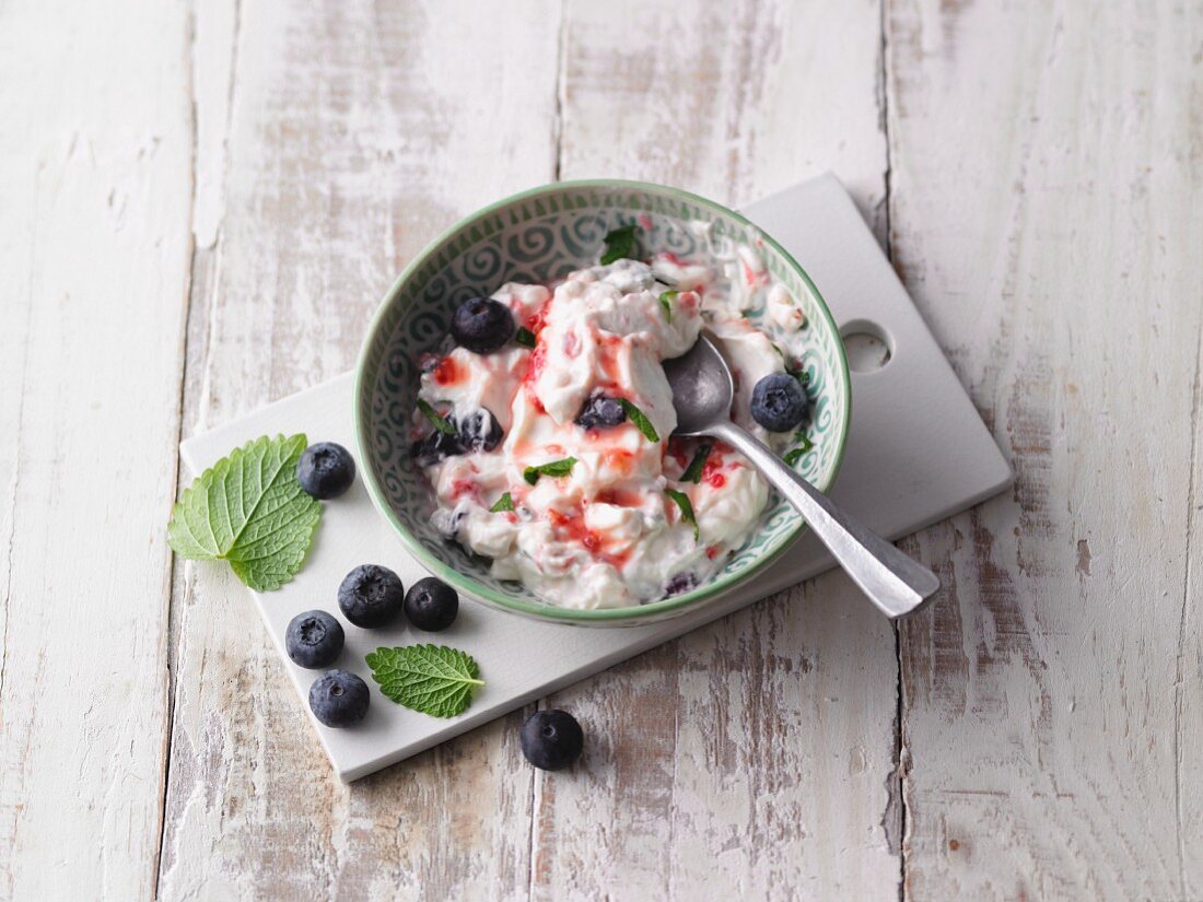 Beeren-Frischkäse mit Zitronenmelisse