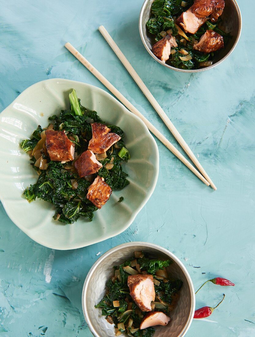 Asiatischer Grünkohl mit mariniertem Lachs und Chili