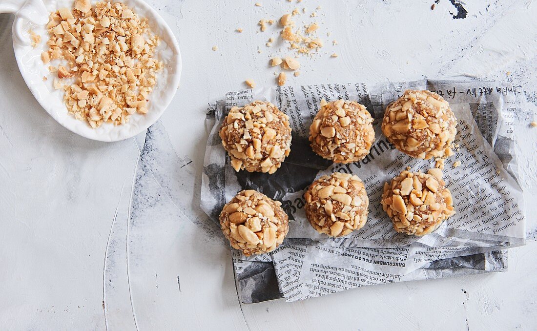 Peanut energy balls with dates and oats (sugar-free)