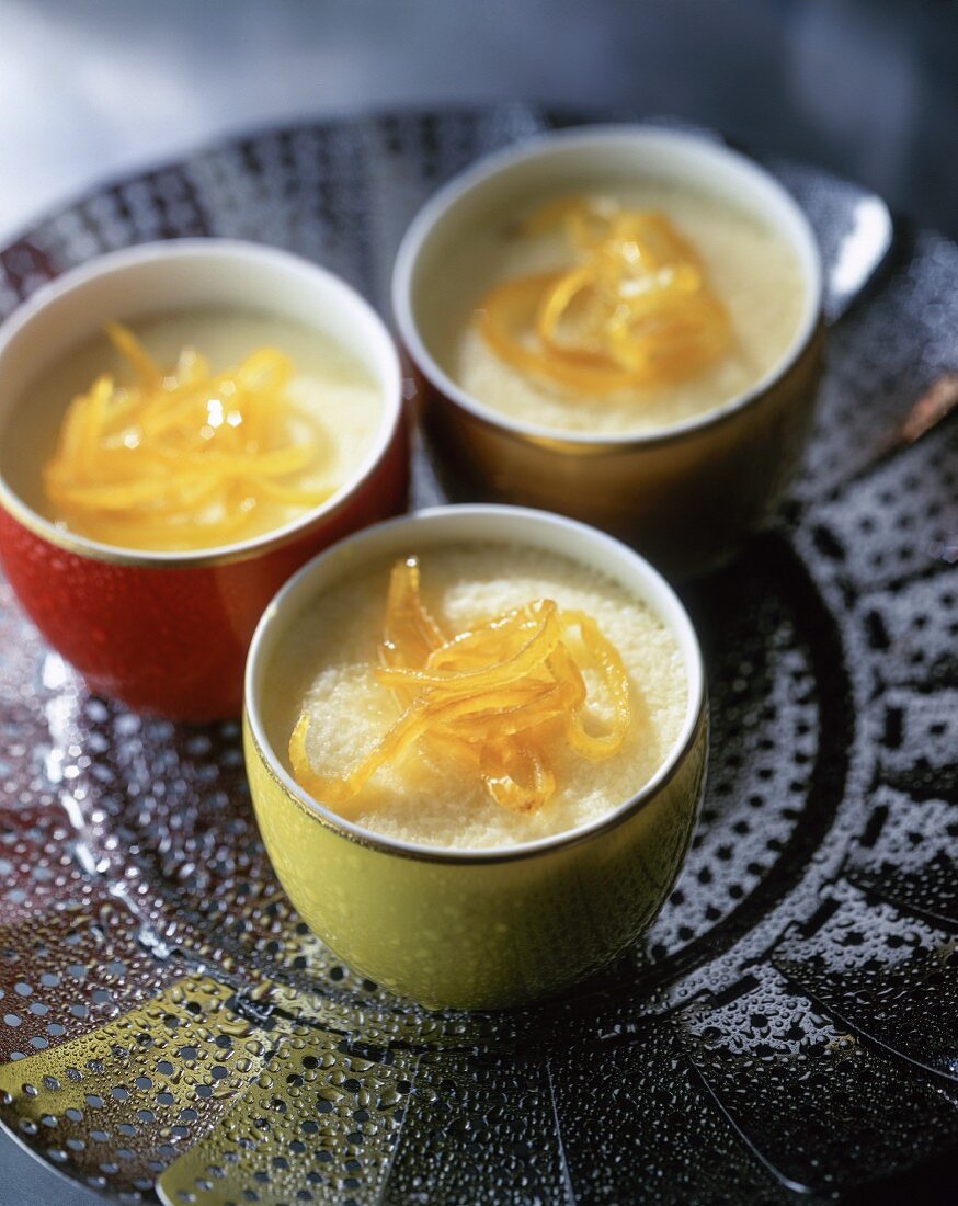 Flan mit kandierten Orangenschalen