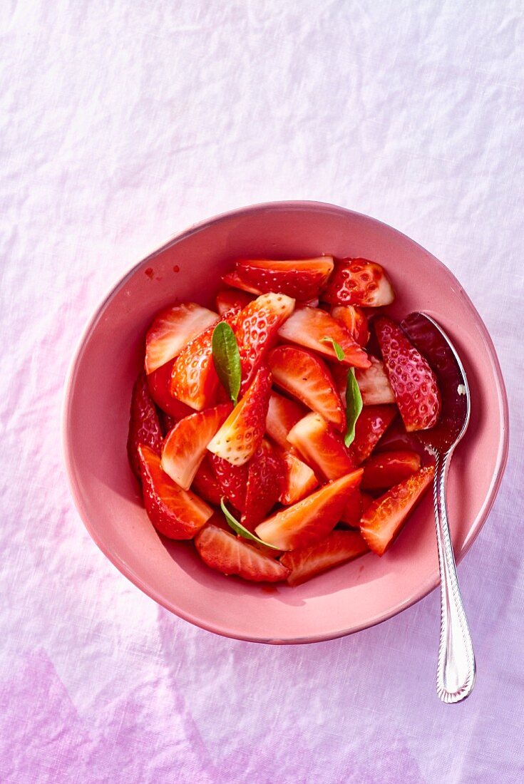 Frische Erdbeeren als Dessert