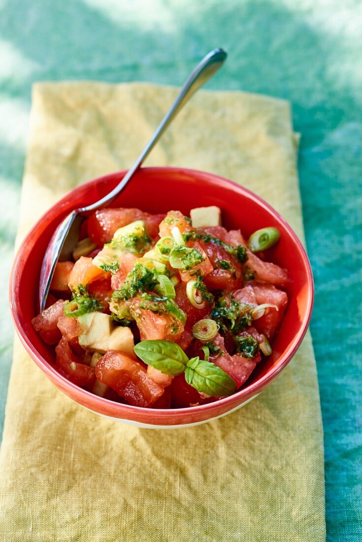 Tomatensalat mit Basilikum