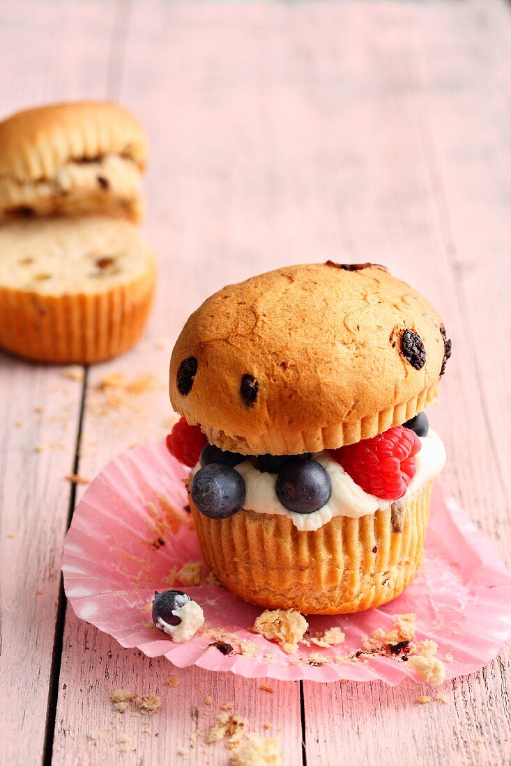 Bruffins mit Frischkäse und Beeren (Mischung aus Muffin und Brioche)