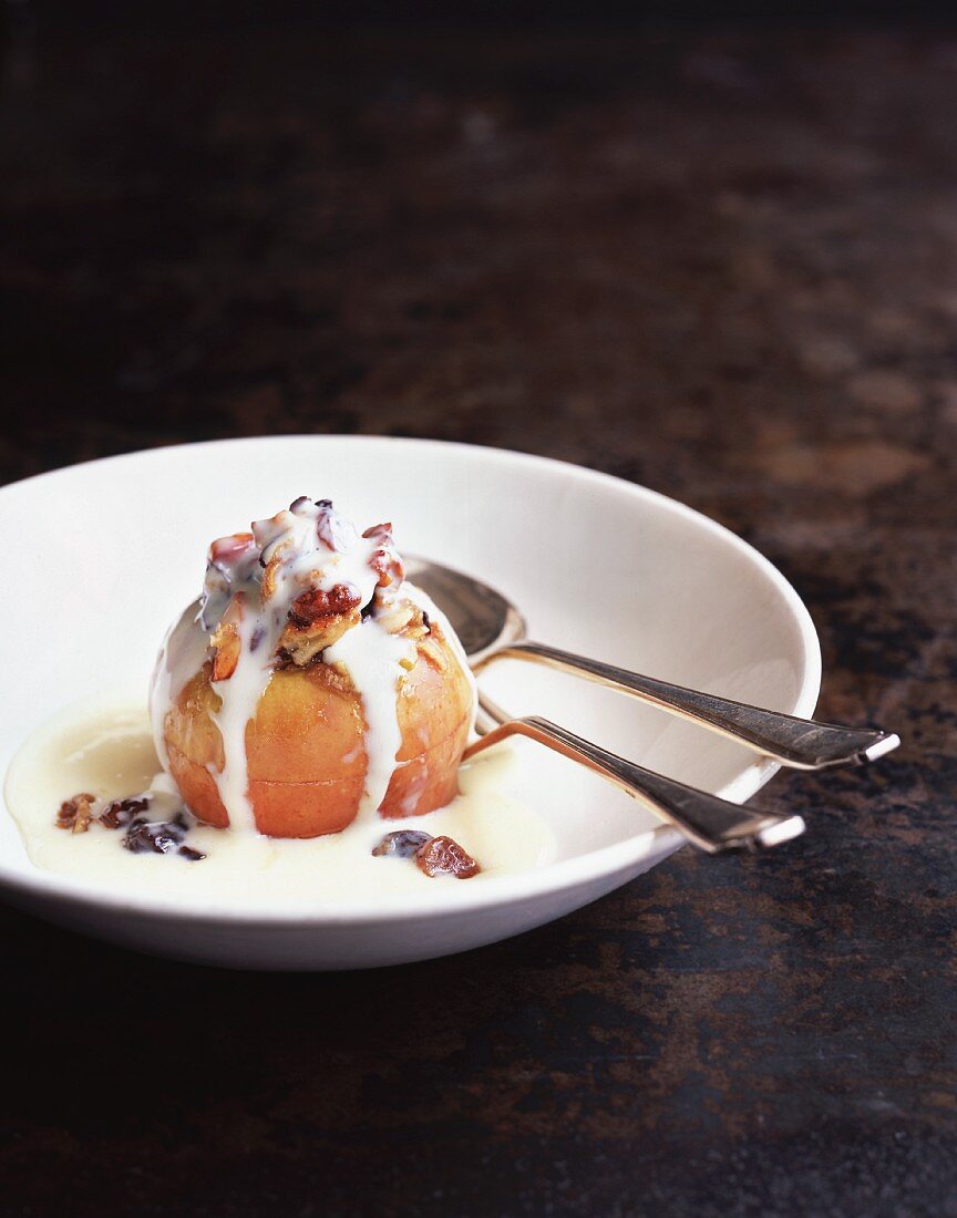 Baked apple with a creamy sauce