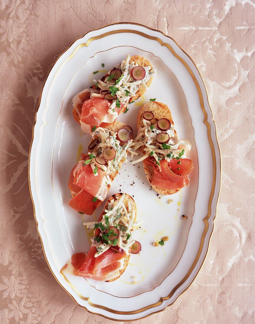 Bruschetta with Parma ham, grapes and cheese