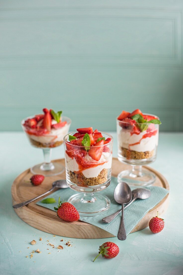 Erdbeer-Vanille-Käsekuchen mit Nuss-Keksboden im Glas