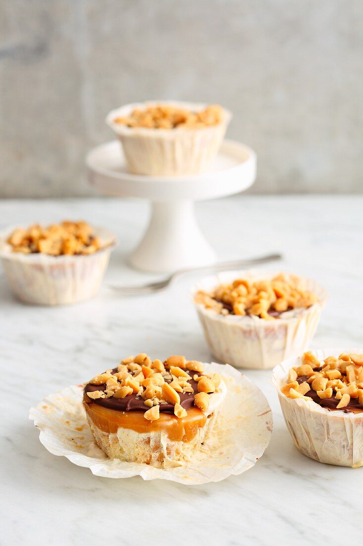 Small peanut and toffee cakes with vanilla ice cream