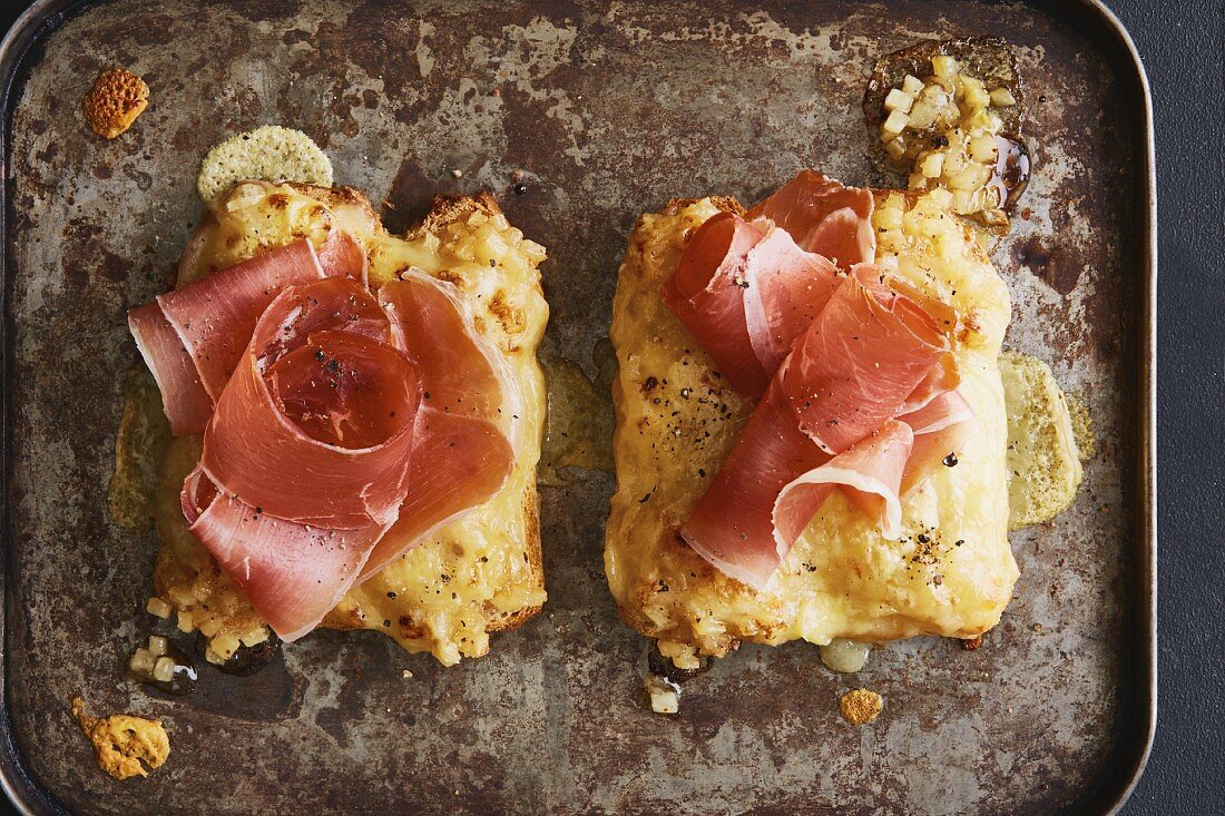 Toast Hawaii mit Serranoschinken, Comté und Ananas