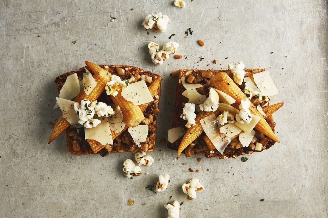 Wholemeal bread with porcini mushrooms, baby corn and thyme popcorn