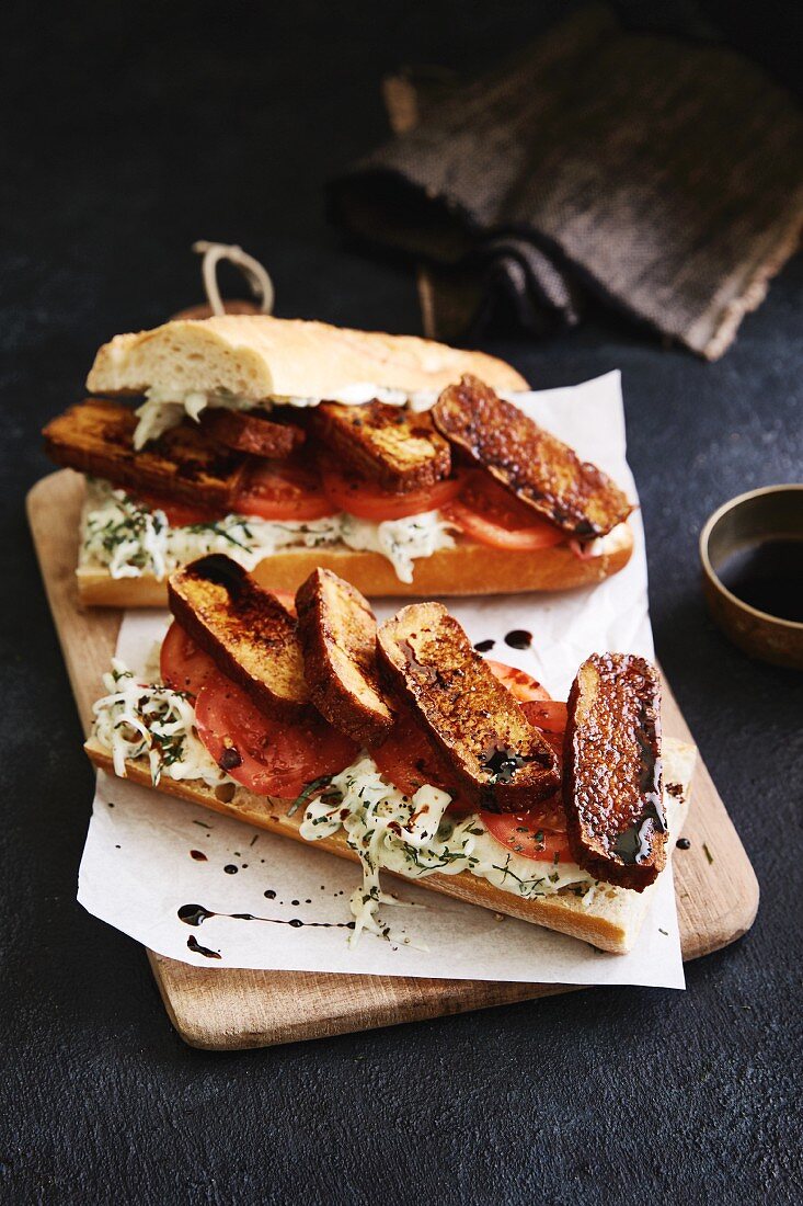 Baguette-Sandwich mit gebratenem Räuchertofu, Kohlrabi-Sojajoghurt und Minze