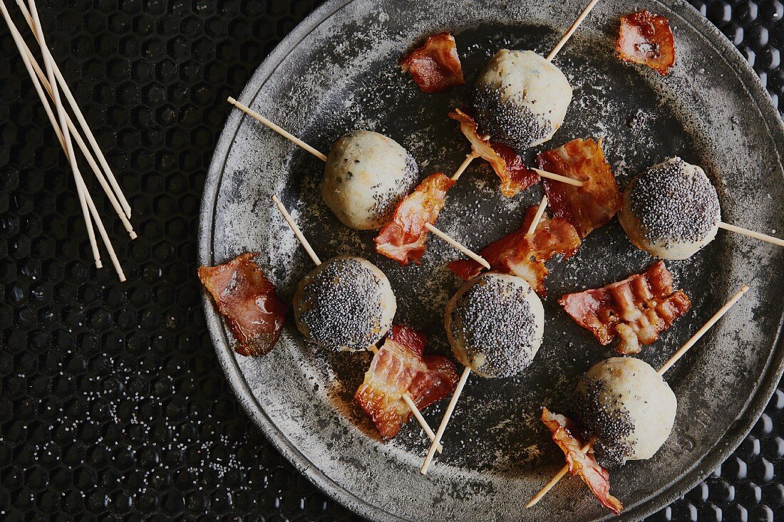 Bread pops with gorgonzola, poppy seed and bacon