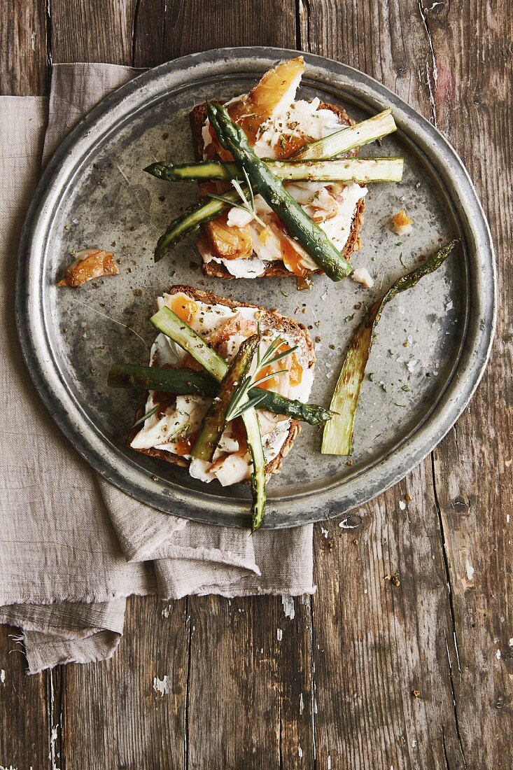 Vollkornbrot mit geräuchertem Rotbarsch, Ziegenfrischkäse und grünem Spargel