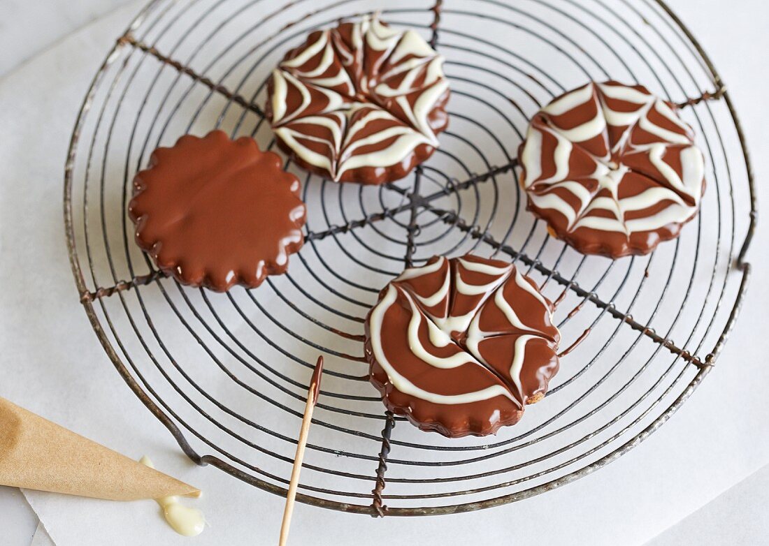 Decorating biscuits with icing