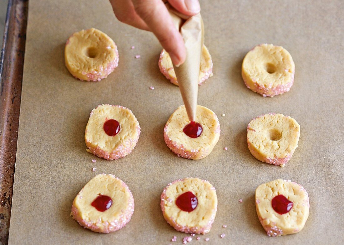 Filling cookies with jam