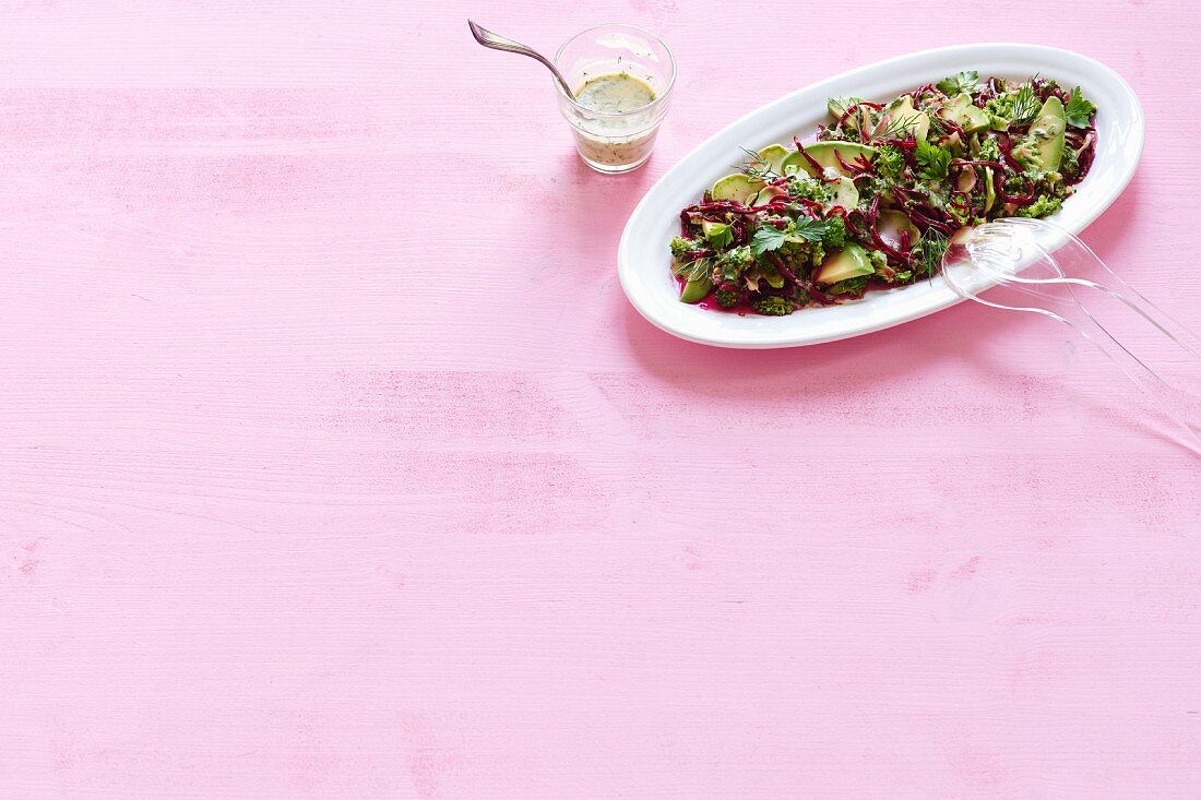 Roher Brokkoli-Avocado-Salat mit Rote Bete