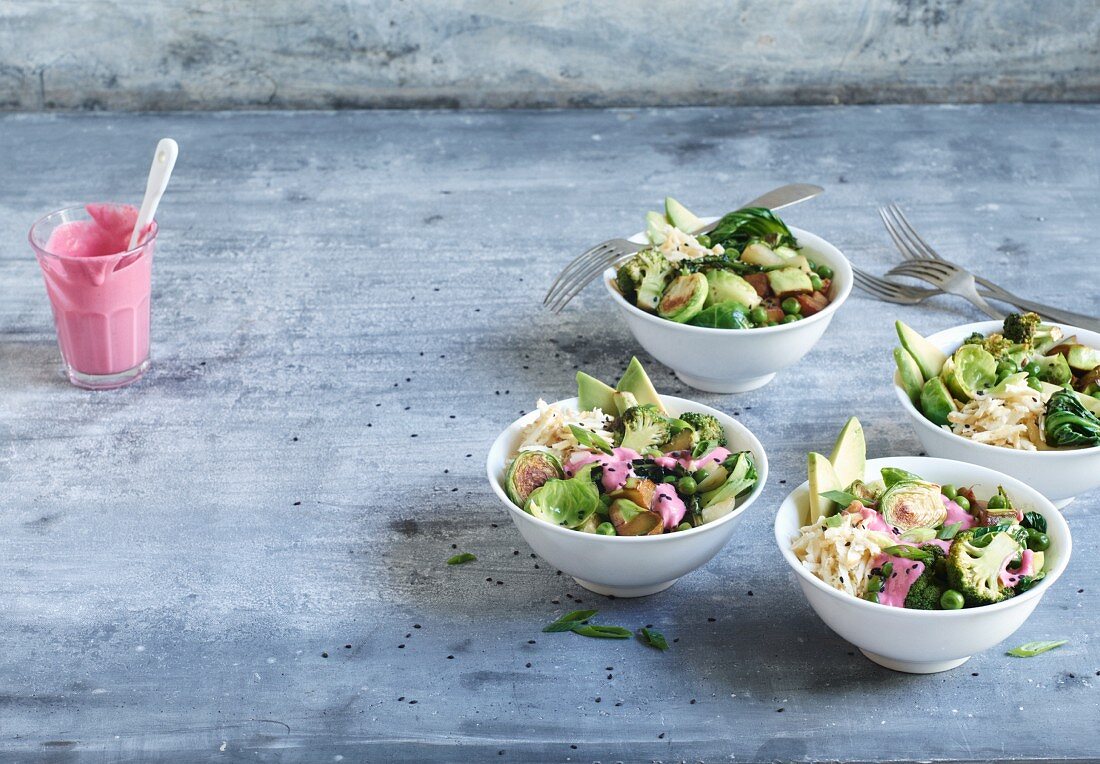 Green Veggie-Bowl mit Rosenkohl, Brokkoli und Rote-Bete-Sauce