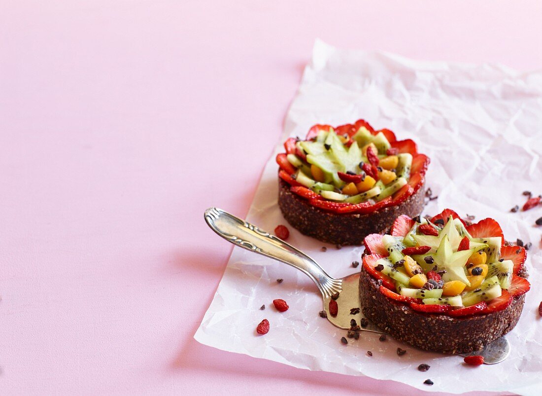 Fruit tarts with a date and fig base