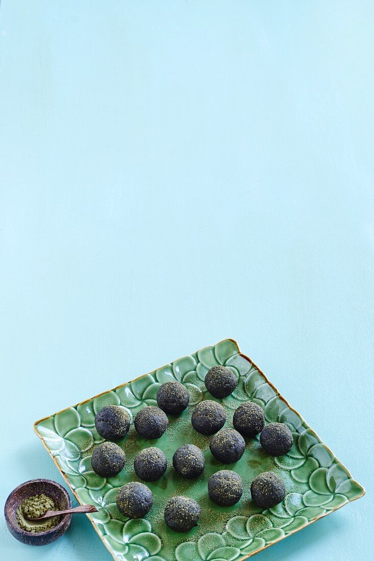 Spirulina balls with almonds and dates