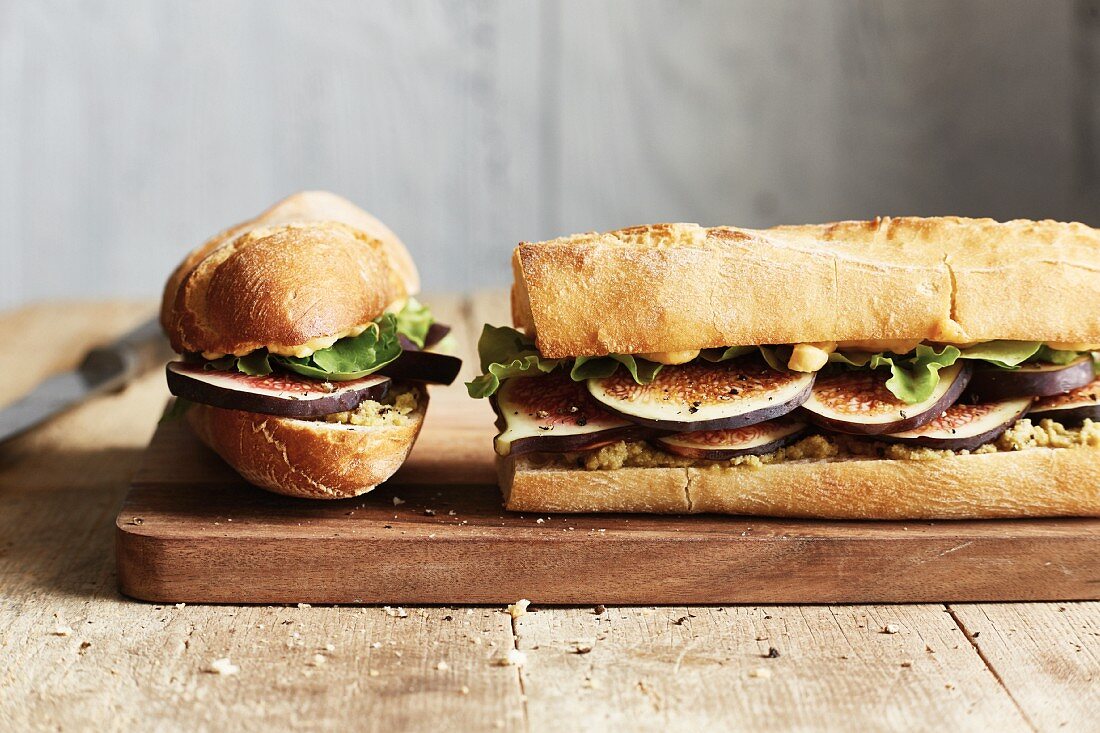 Französisches Baguette-Sandwich mit Feigen, Gouda und Feldsalat