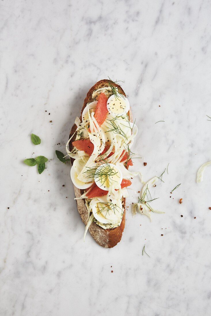 Spelt bread with fennel, grapefruit and hard-boiled egg