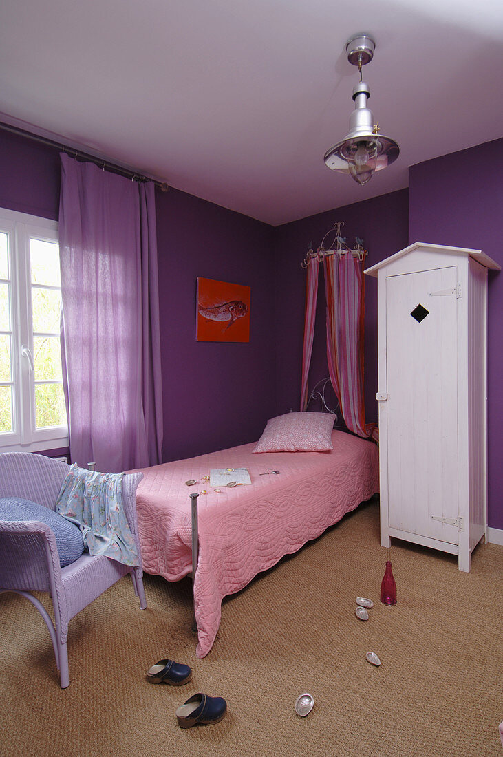 Child's bedroom in purple and pink with violet walls