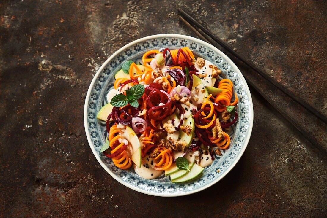 Beetroot salad with spiralized carrot and apple
