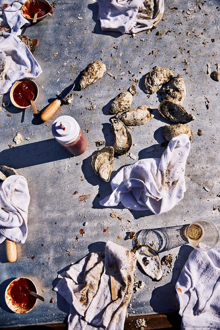 Gebratene Austern auf sonnigem Tisch