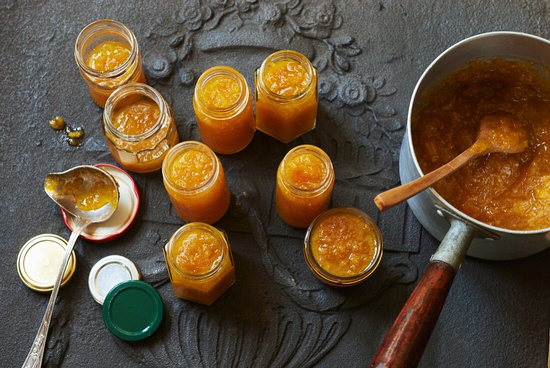 Mandarinenmarmelade in Kochtopf und Gläsern