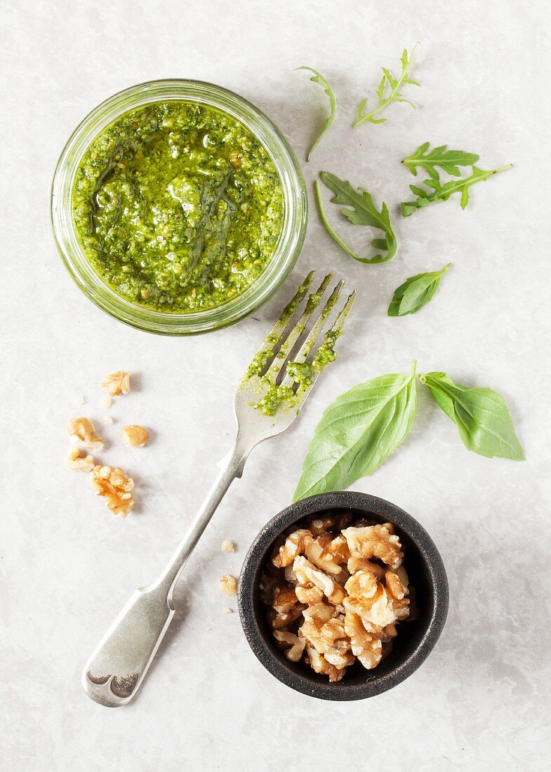 Basilikum-Rucola-Pesto mit Walnüssen