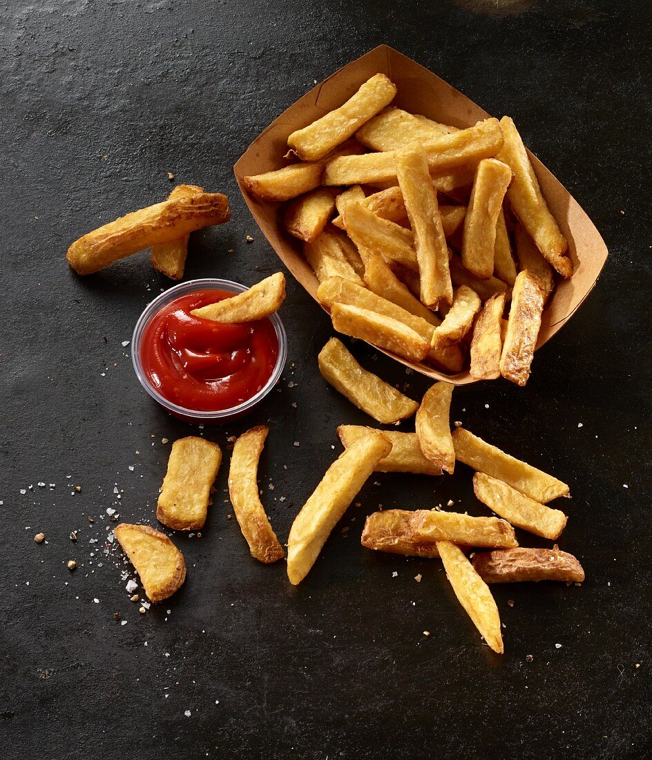 Pommes Frites in Pappschale mit Ketchup