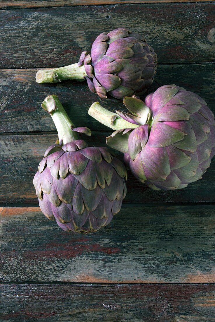 Purple Tunisian artichokes on a wooden board