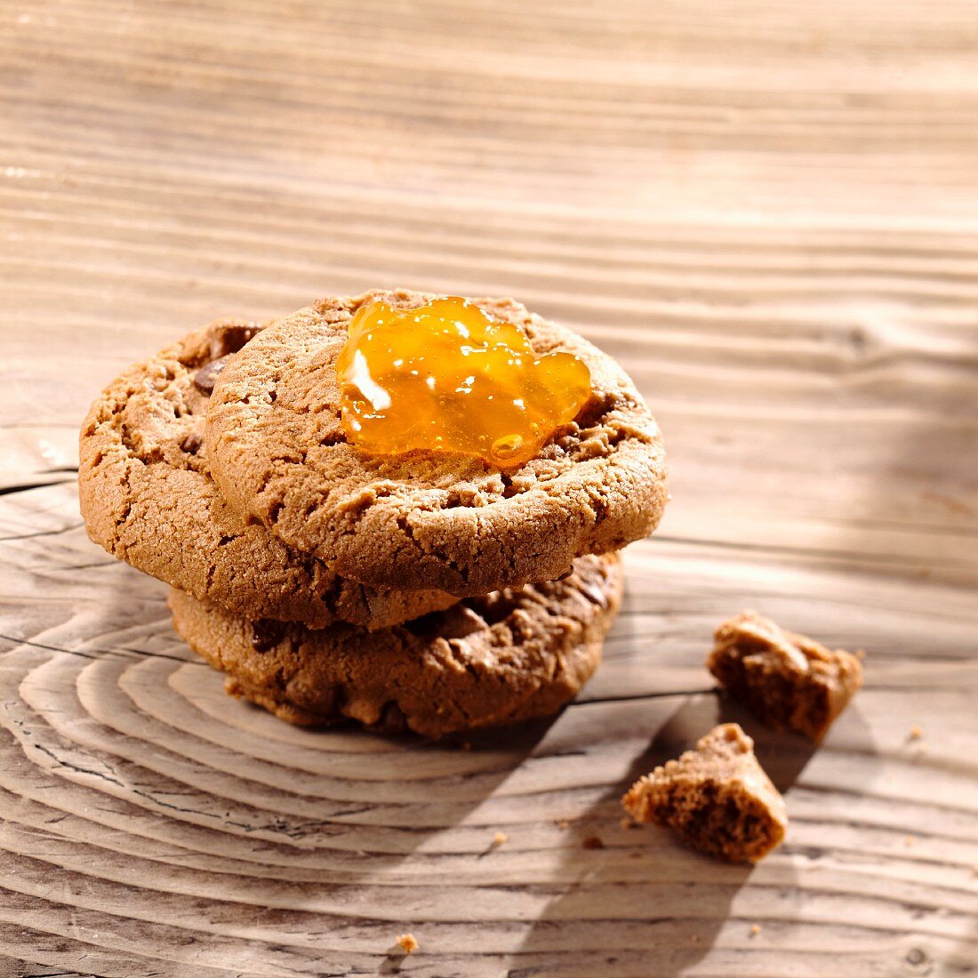 Gestapelte Chocolatechip Cookies mit Aprikosenmarmelade