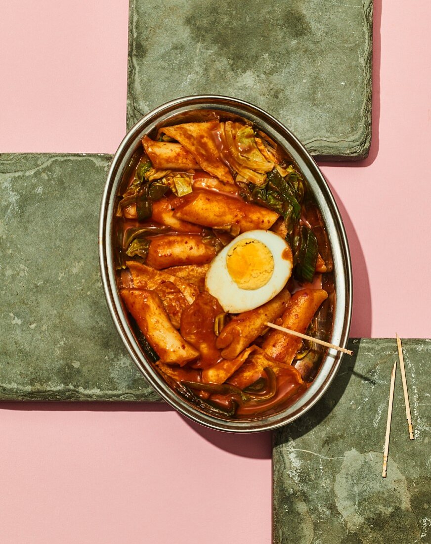Tteokbokki - Koreanische Reiskuchen in scharfer Sauce