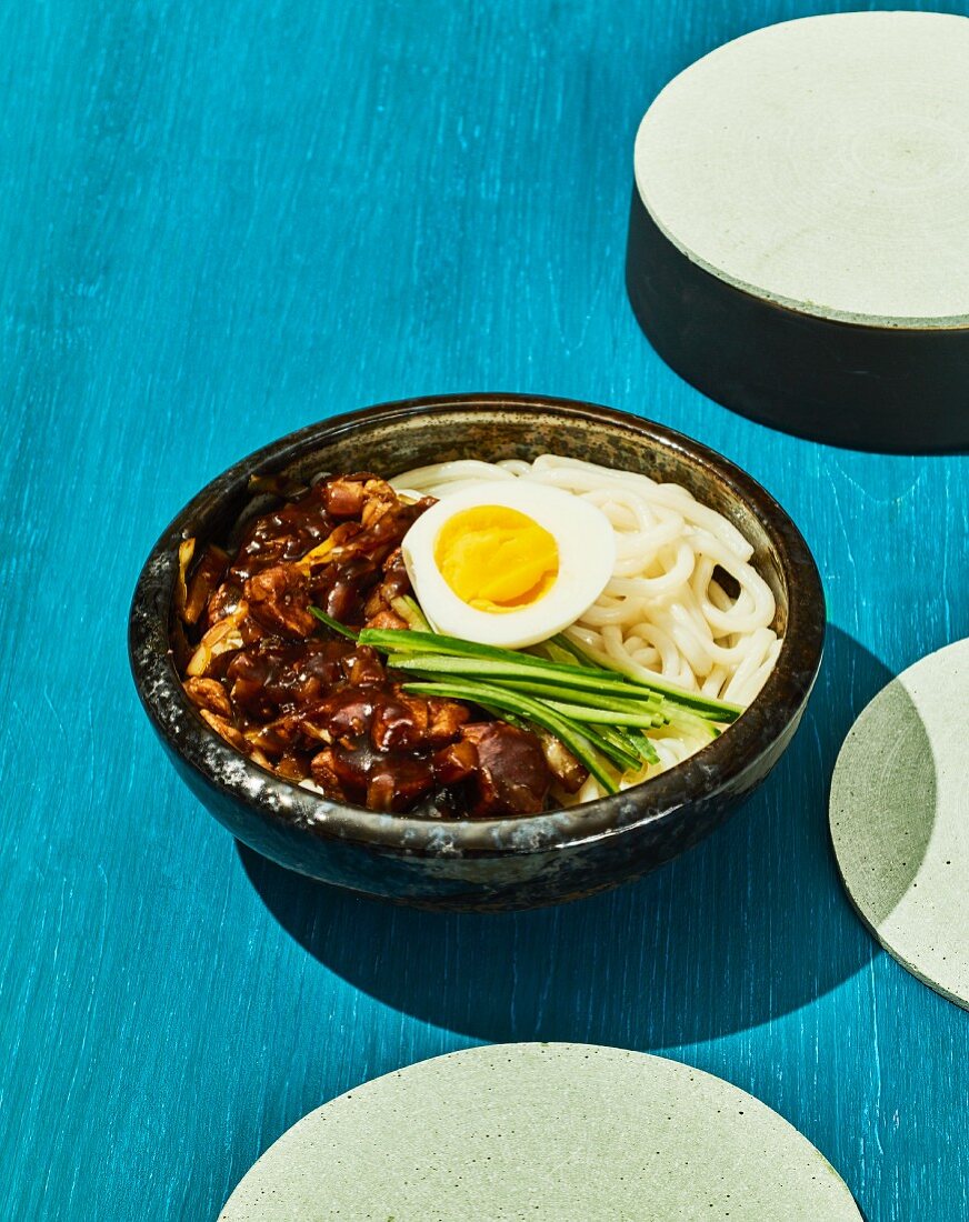 Jajanmyeaon - Koreanische Nudeln in schwarzer Bohnensauce