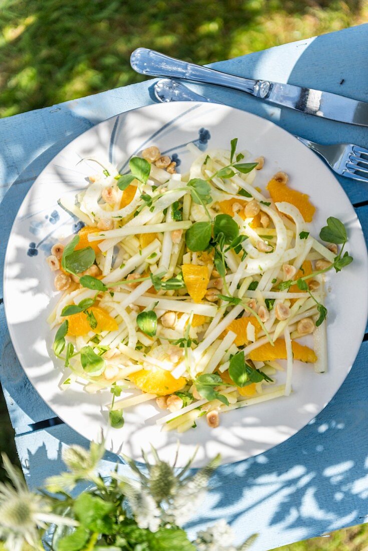 Summery kohlrabi salad with apple, fennel, orange and hazelnuts