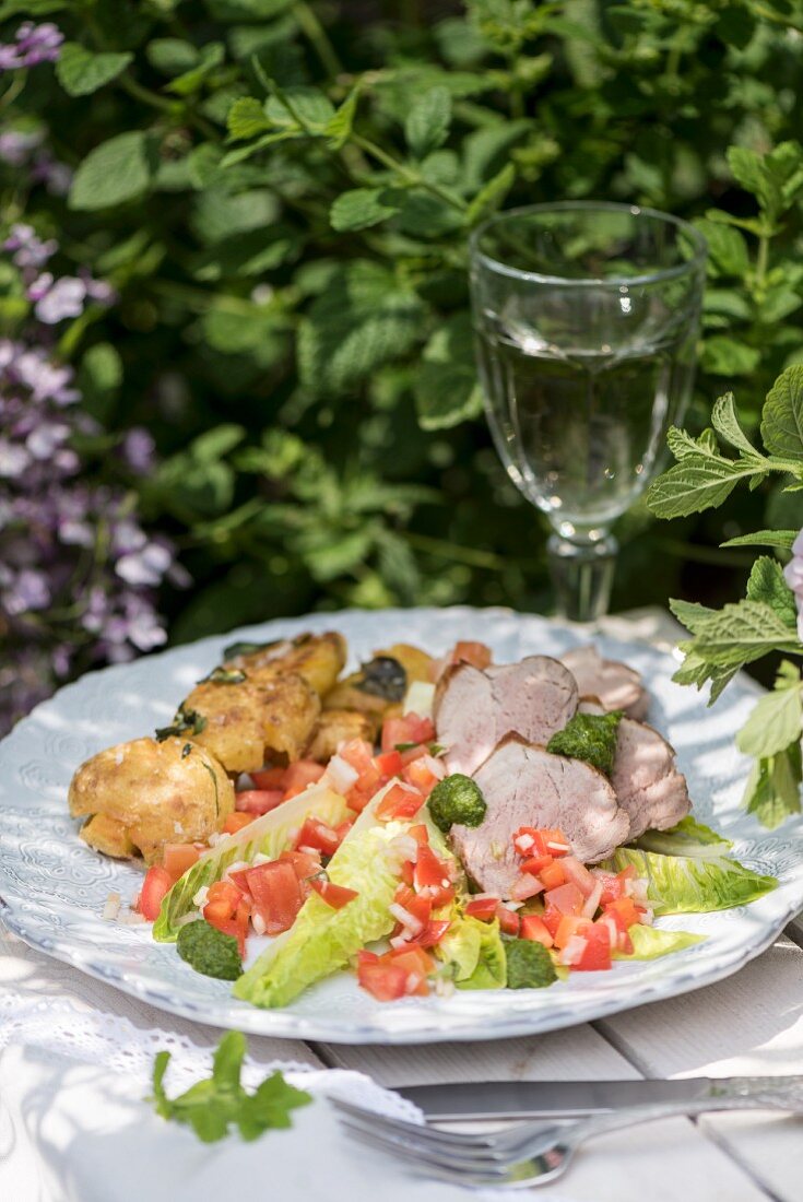 Schweinelende mit Chimichurri, Kartoffeln und Criollo-Salat