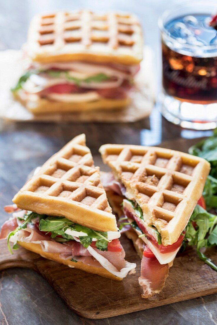 Waffel-Sandwiches mit Schinken, Tomate, Mozzarella und Rucola