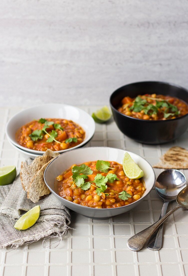 Harira-Suppe mit Limettenschnitz und Koriandergrün