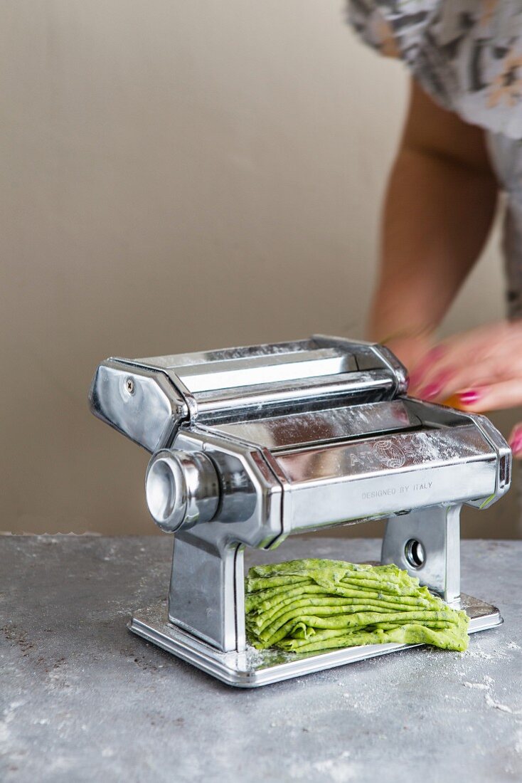 Selbstgemachte Bärlauch-Tagliatelle mit Nudelmaschine