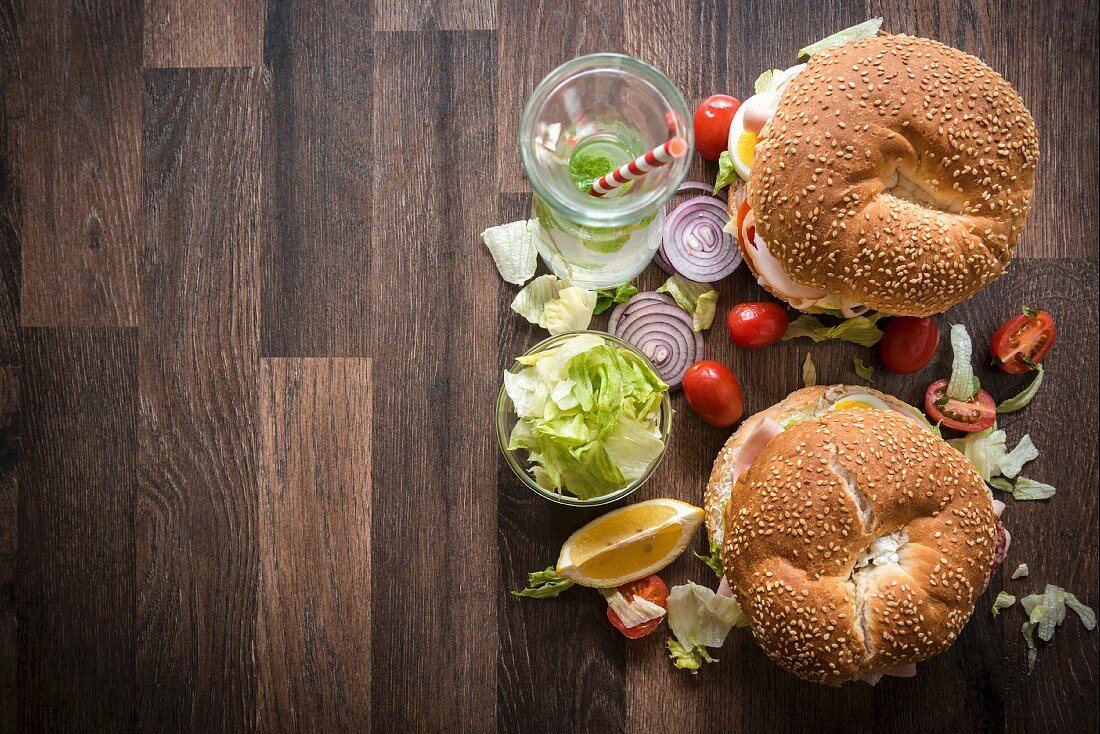 Bagel-Sandwiches mit Putenbrust und Gemüse