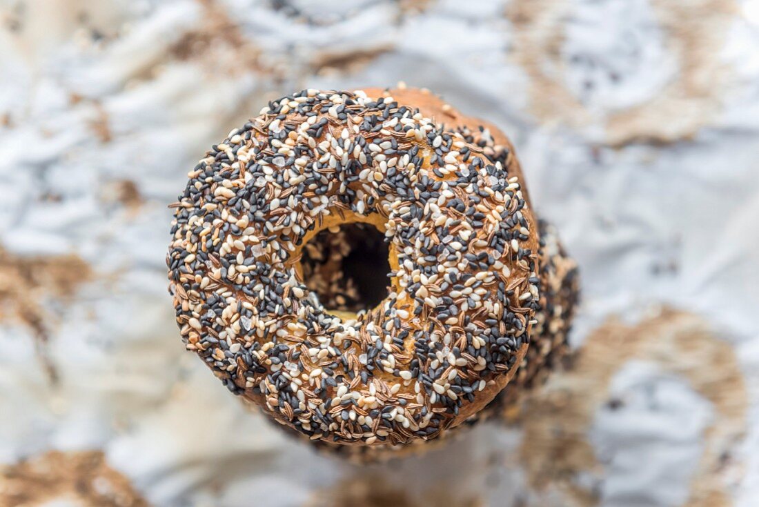 Frisch gebackene Bagels, mit gesunden Samen bestreut