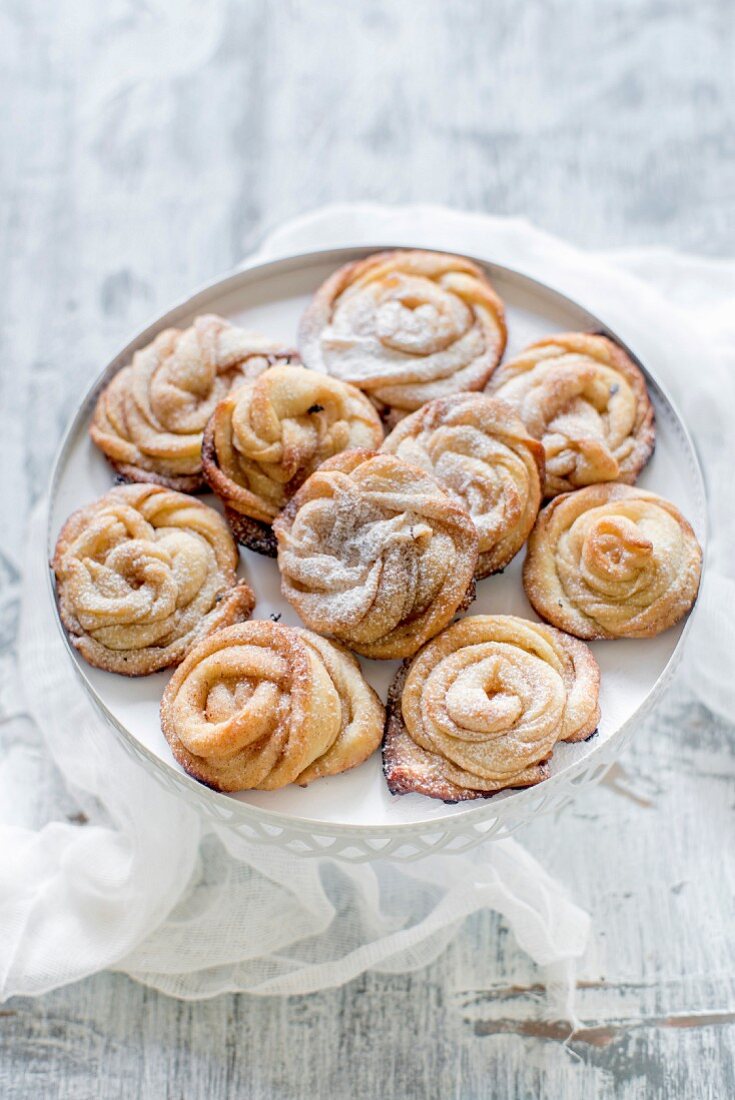 Rose-shaped pastries with cinnamon and icing sugar
