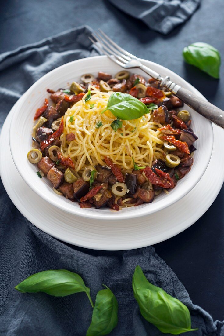 Spaghetti mit mediterranem Gemüse, getoppt mit Hefeflocken (vegan)