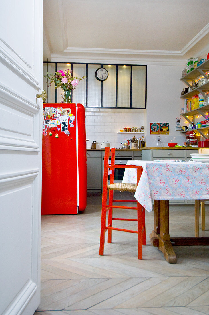 Blick in Altbau-Küche mit bunten Möbeln und Esstisch